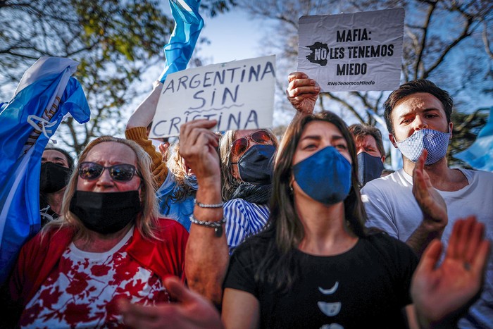 Grupos a favor y en contra del mandatario argentino, Alberto Fernández, marchan hoy frente a la residencia presidencial en la localidad de Olivos, en la provincia de Buenos Aires. · Foto: Juan Ignacio Roncoroni, EFE 