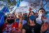 Grupos a favor y en contra del mandatario argentino, Alberto Fernández, marchan hoy frente a la residencia presidencial en la localidad de Olivos, en la provincia de Buenos Aires. · Foto: Juan Ignacio Roncoroni, EFE Grupos a favor y en contra del mandatario argentino, Alberto Fernández, marchan hoy frente a la residencia presidencial en la localidad de Olivos, en la provincia de Buenos Aires. · Foto: Juan Ignacio Roncoroni, EFE