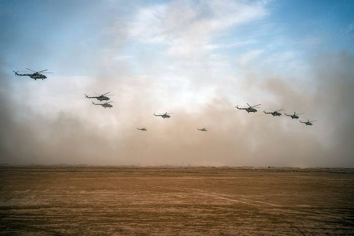 Helicópteros rusos durante los simulacros militares "Cáucaso-2020" que reúnen a tropas de China, Irán, Pakistán y Myanmar, junto con la ex-Armenia soviética, Azerbaiyán. y Bielorrusia. 
 · Foto: Dimitar Dilkoff, AFP