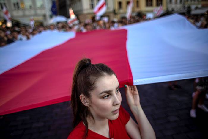 Protesta contra los resultados de las elecciones y la violencia, después de las elecciones presidenciales de Bielorrusia, ayer, en la plaza de la Ciudad Vieja de Praga, República Checa.
 · Foto: Martin Divisek, EFE