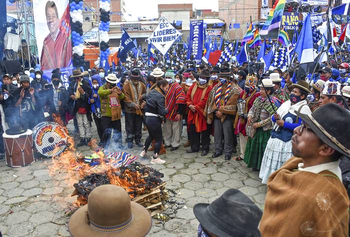 Simpatizantes del candidato presidencial Luis Arce durante el acto de cierre de campaña, el miércoles, en El Alto, Bolivia. · Foto: Aizar Raldes, AFP