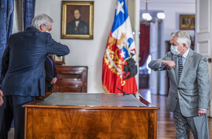 El presidente chileno Sebastián Piñera y el nuevo Ministro de Salud de Chile, Enrique París, el sábado en La Moneda, en Santiago de Chile.
 · Foto: Presidencia chilena