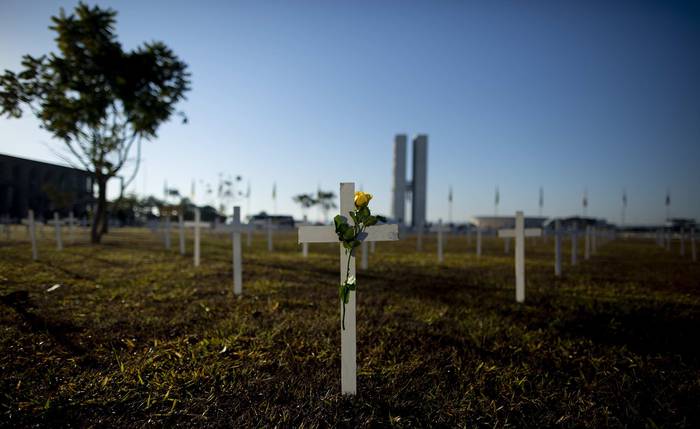 Centenares de cruces instaladas como homenaje a las víctimas de covid-19, este domingo, en la Explanada de los Ministerios de Brasil, en Brasilia.
 · Foto: Myke Sena, EFE