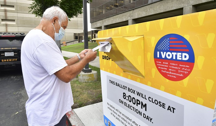 Un votante introduce su boleta para las elecciones estadounidenses, ayer, en Los Ángeles, California.
 · Foto: Frederic J. Brown, AFP