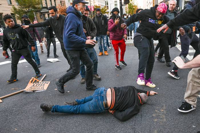 Un partidario de Donald Trump es atacado por manifestantes anti-Trump, el sábado, en Black Lives Matter Plaza en Washington.
 · Foto: Roberto Schmidt, AFP