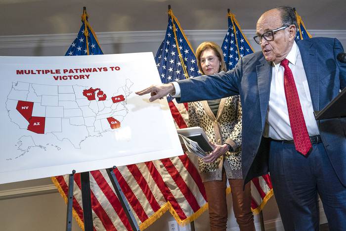 Rudy Giuliani en conferencia de prensa sobre demandas relacionadas con las elecciones, ayer, en el Comité Nacional Republicano, en Washington.
 · Foto: Drew Angerer, Getty Images, AFP
