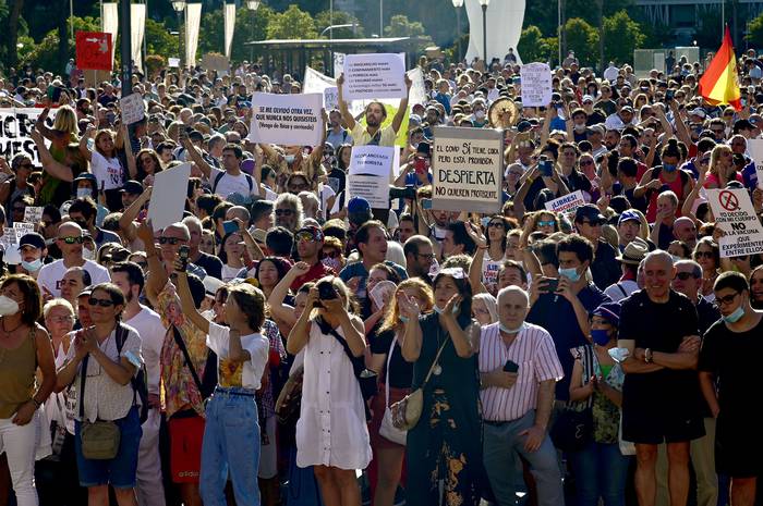 Manifestación contra el uso obligatorio de mascarillas, así como otras medidas adoptadas por el gobierno español para luchar contra el coronavirus, el domingo, en la plaza Colón, de Madrid.  · Foto: Javier Soriano, AFP