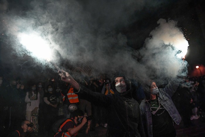 Protestas contra las nuevas restricciones del coronavirus, el sábado, en Barcelona.  · Foto: Josep Lago, AFP