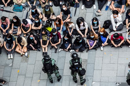 Policías antidisturbios detienen a un grupo de personas durante una protesta en el distrito de Causeway Bay de Hong Kong, el 27 de mayo.
Policías antidisturbios detienen a un grupo de personas durante una protesta en el distrito de Causeway Bay de Hong Kong, el 27 de mayo.