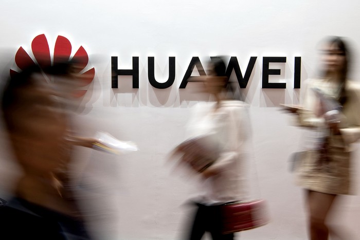 Logotipo de Huawei, durante la exposición de electrónica, en Beijing, China, el 2 de agosto de 2019. 
 · Foto: Fred Dufour, AFP