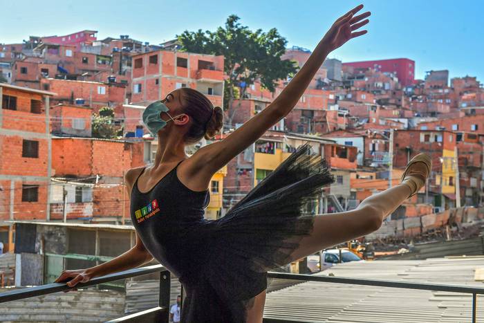 Los 200 estudiantes de ballet de Paraisopolis, la segunda favela más grande de San Pablo, reinician los ensayos después de cinco meses. · Foto: Nelson Almeida, AFP