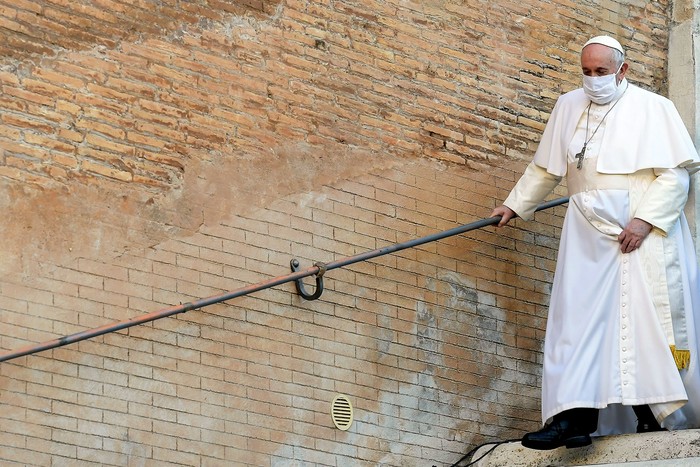 El Papa Francisco, el miércoles, en la Basílica de Santa María en Araceli antes de una ceremonia interreligiosa por la paz. · Foto: Vaticano, EFE