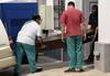 Ataúd que contiene los restos de una niña argentina de 11 años asesinada en un allanamiento contra un grupo rebelde, en una morgue en Asunción. Ataúd que contiene los restos de una niña argentina de 11 años asesinada en un allanamiento contra un grupo rebelde, en una morgue en Asunción.
