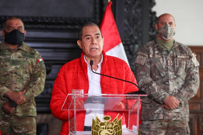 Walter Martos, primer ministro de Perú, acompañado de la cúpula militar, mientras emite un pronunciamiento tras una sesión del Consejo de Ministros, el sábado, en Lima. · Foto: Andrés Valle, presidencia de Perú, EFE