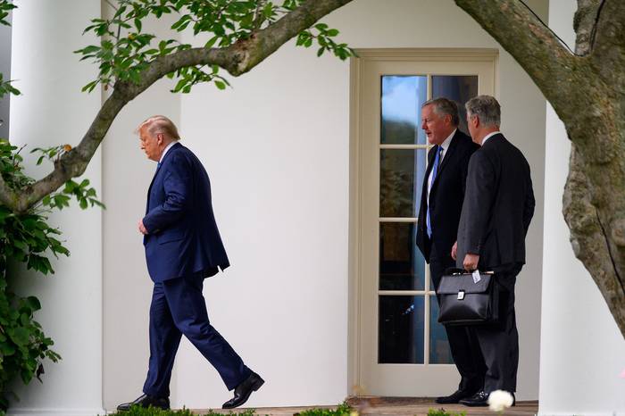 Donald Trump, presidente de Estados Unidos, Mark Meadows, jefe de gabinete de la Casa Blanca, y Robert O'ÄôBrien, asesor de seguridad nacional, salen, ayer, de la Oficina Oval.
 · Foto: Erin Scott, EFE