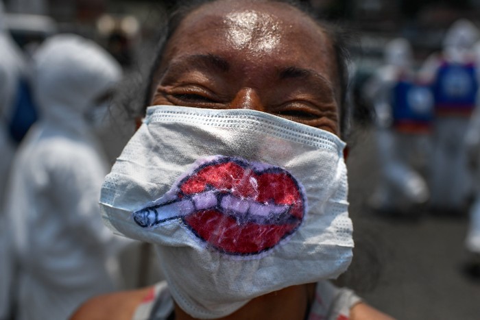 Mujer en un mercado en el barrio de Petare, en Caracas. · Foto: Federico Parra, AFP