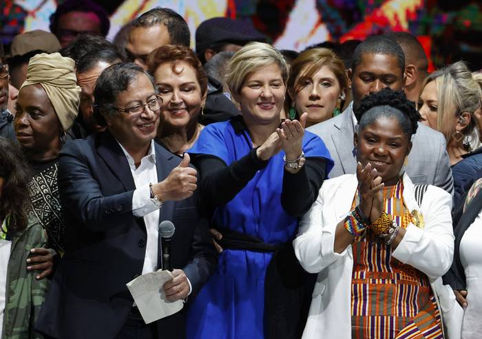 Gustavo Petro, presidente electo, su esposa Verónica Alcocer y Francia Márquez, vicepresidenta electa, el 19 de junio de 2022 en Bogotá. · Foto: Mauricio Dueñas Castañeda, Efe