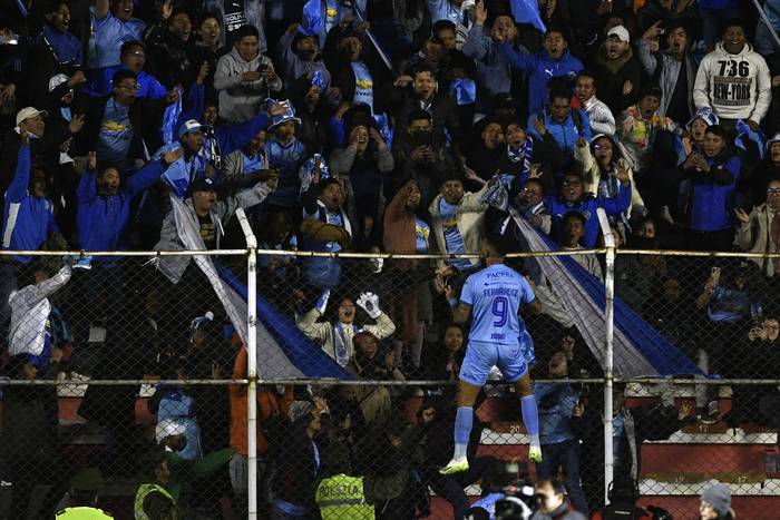 Ronnie Fernández, de Bolívar, luego de convertir un gol durante un partido por Copa Libertadores en el estadio Hernando Siles de La Paz (archivo, agosto de 2023). · Foto: Aizar Raldes, AFP