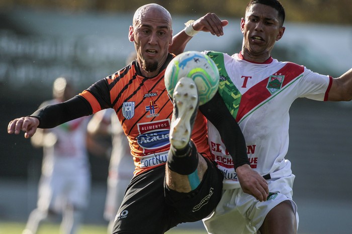 Guillermo Rodríguez, de Sudamérica, y Cristian Paiva, de Rampla Juniors, ayer, en el estadio Charrúa. · Foto: .