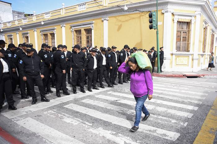 Policías frente al Congreso, en Ciudad de Guatemala. · Foto: Orlando Estrada, AFP