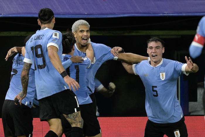 Ronald Araújo y Manuel Ugarte, luego del primer gol de Uruguay a Argentina, el 16 de noviembre en Buenos Aires. · Foto: Juan Mabromata,  AFP
