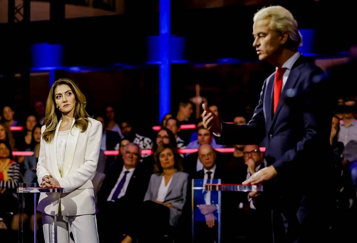 Dilan Yesilgoz (izq.) y Geert Wilders, durante el debate final de la Fundación Holandesa de Radiodifusión NOS,  el 21 de noviembre. Foto: Remko de Waal / ANP / AFP