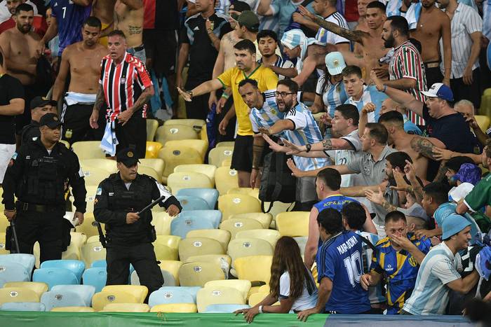 La policía brasileña se enfrenta a hinchas de Argentina antes del inicio del partido entre Brasil y Argentina, el 21 de noviembre, en el estadio Maracaná de Río de Janeiro. · Foto:  Carl De Souza