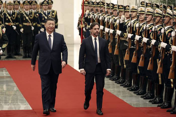 Xi-Jinping y Luis Lacalle Pou, el 22 de noviembre, durante la ceremonia de bienvenida en el Gran Salón del Pueblo de Beijing. Foto: Florence Lo/POOL/AFP