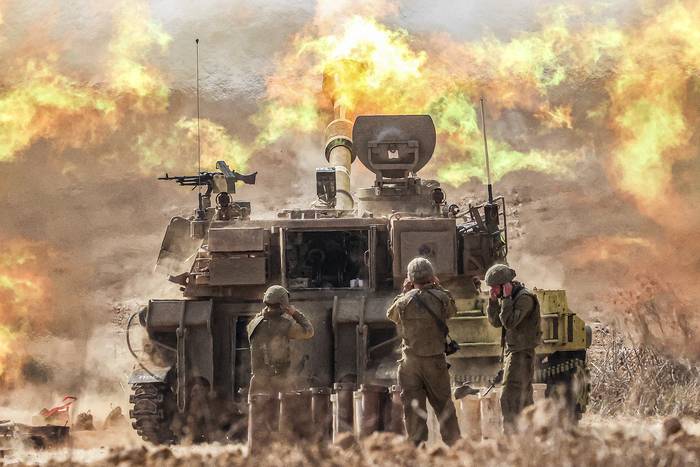 El ejército israelí dispara rondas cerca de la frontera con Gaza, en el sur de Israel, el 11 de octubre de 2023. · Foto: Jack Guez, AFP