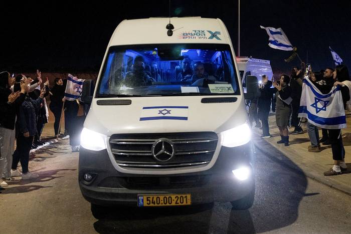 Camioneta con rehenes israelíes, en las afueras de la base militar de Ofakim, al sur de Israel. · Foto: Oren Ziv, AFP