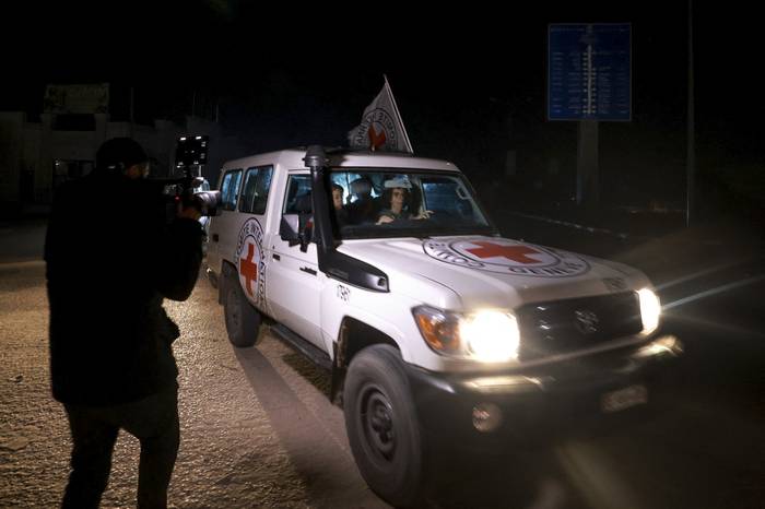 Un autobús de la Cruz Roja que transporta rehenes israelíes llega a Rafah, en el sur de la Franja de Gaza. Foto: s/d de autor · Foto: AFP