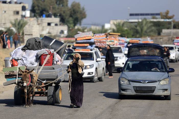 Palestinos huyen de Jan Yunis, en el sur de la Franja de Gaza, después de que el Ejército israelí pidió a la población que abandonara ciertas áreas de la ciudad (03.12.2023).