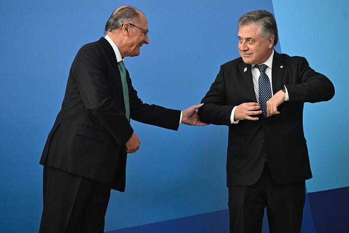 Geraldo Alckmin, vicepresidente de Brasil, y Omar Paganini, previo a posar para la fotografía oficial, el 6 de diciembre, durante el primer día de la cumbre del Mercosur, en el Museo del Mañana, en Río de Janeiro. · Foto: Mauro Pimentel, AFP