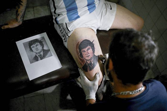 Un seguidor de Javier Milei, se tatúa el rostro del presidente electo, el 7 de diciembre, en Buenos Aires. · Foto: Luis Robayo, AFP