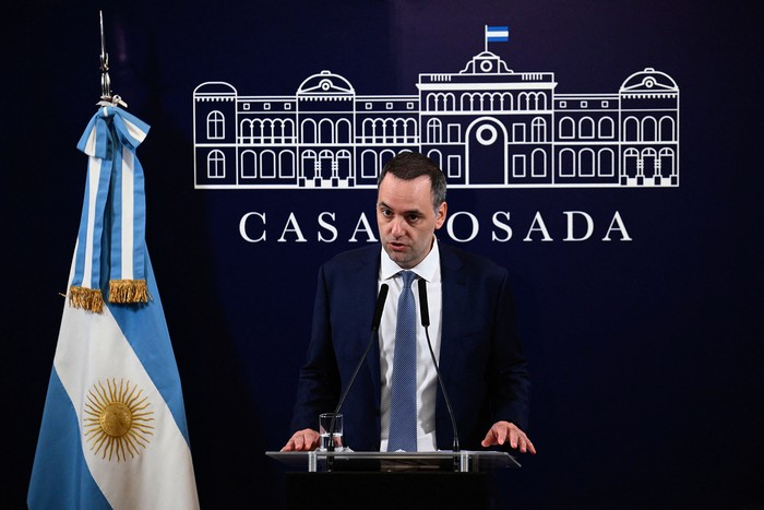 Manuel Adorni, durante una conferencia de prensa en la Casa Rosada en Buenos Aires. · Foto: Luis Robayo, AFP