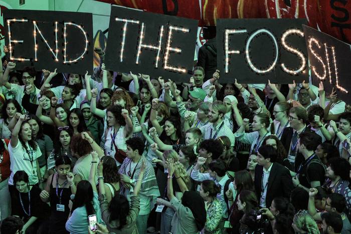Protesta contra los combustibles fósiles durante la Conferencia de las Naciones Unidas sobre el Cambio Climático, COP 28, el 12 de diciembre, en Dubái. · Foto: Giuseppe Cacace, AFP