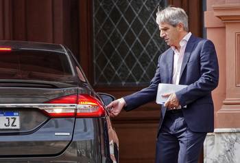 Luis Caputo, ministro de Economía argentino, saliendo de la Casa Rosada, en Buenos Aires (archivo). · Foto: TELAM, AFP