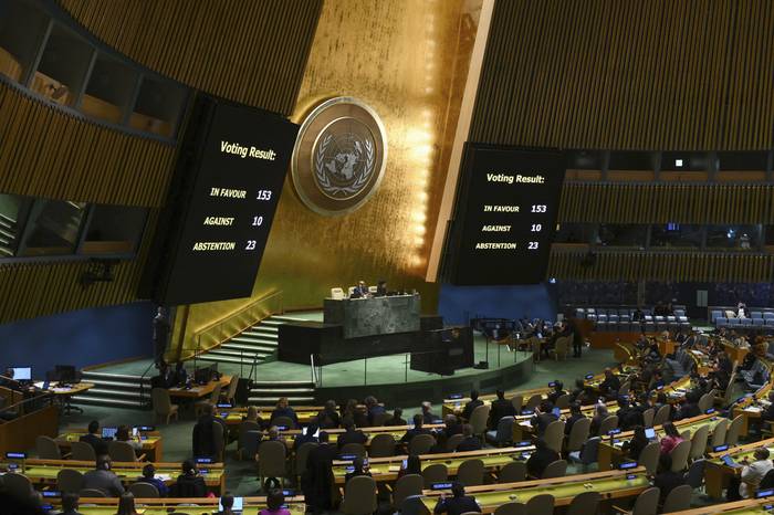 Asamblea General de las Naciones Unidas para votar una resolución no vinculante que exige "un alto el fuego humanitario inmediato" en Gaza. · Foto: Angela Weiss, AFP