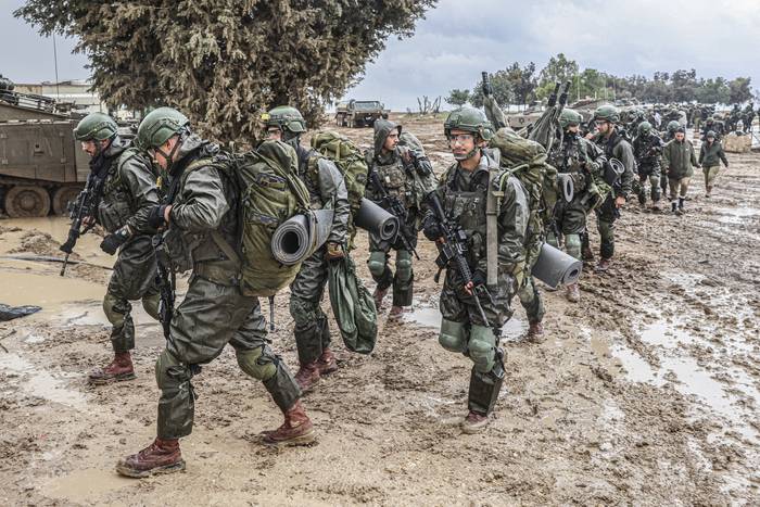 Soldados israelíes se preparan para ir a la Franja de Gaza, el 13 de diciembre, al sur de Israel. · Foto: Jack Guez, AFP