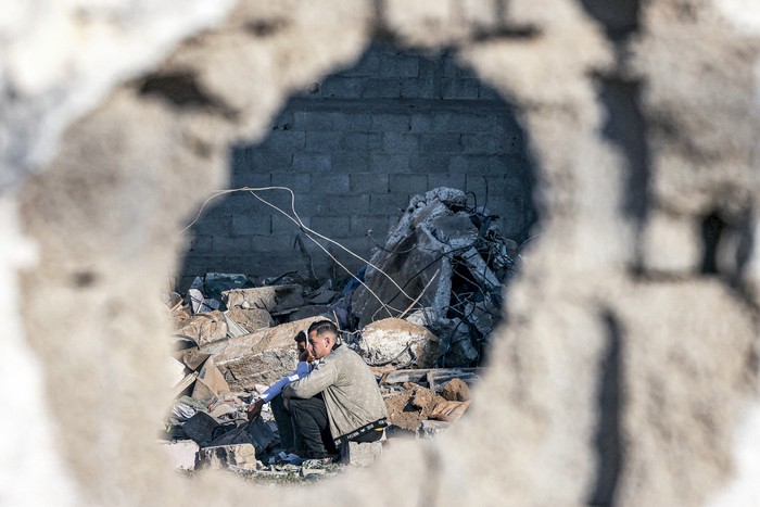 Edificio destruido por un bombardeo israelí, el 19 de diciembre en Rafah, en el sur de la Franja de Gaza. · Foto: Mohammed Abed, AFP