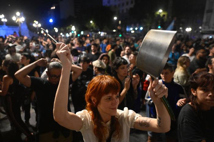 Manifestación contra el nuevo gobierno de Javier Milei frente al Congreso Nacional, el 20 de diciembre, en Buenos Aires. · Foto: Luis Robayo, AFP