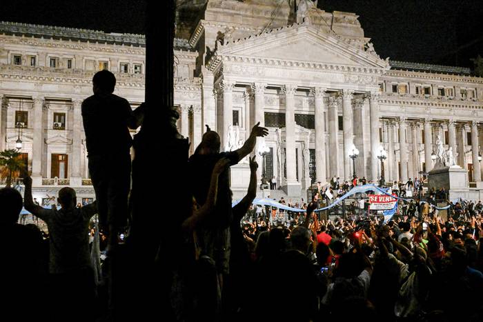 Movilizaciones contra el gobierno de Javier Milei, el 20 de diciembre, en el Congreso, en Buenos Aires. · Foto: Luis Robayo, AFP