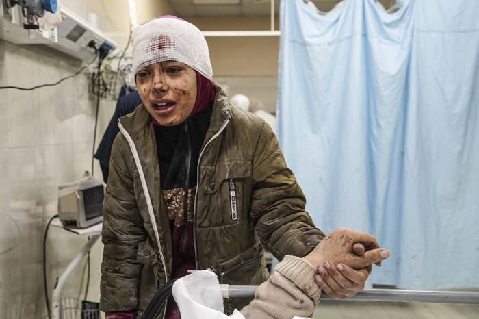 Una niña palestina junto a su madre, heridas en un ataque israelí, en el hospital Nasser de Khan Yunis, en el sur de la Franja de Gaza, el 28 de diciembre. · Foto: Stringer, AFP