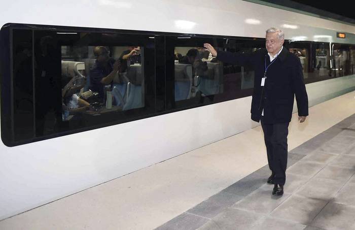 Andrés Manuel López Obrador durante la ceremonia de inauguración de la ruta Cancún-Palenque del Tren Maya, en la estación de Cancún, el 31 de diciembre. 2023. Foto: Presidencia de México, AFP