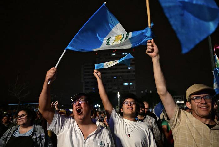 Público sigue en una pantalla gigante la toma de posesión del nuevo presidente de Guatemala, Bernardo Arévalo, el 15 de enero, frente al Palacio Nacional de Cultura. · Foto: Martin Bernetti / AFP