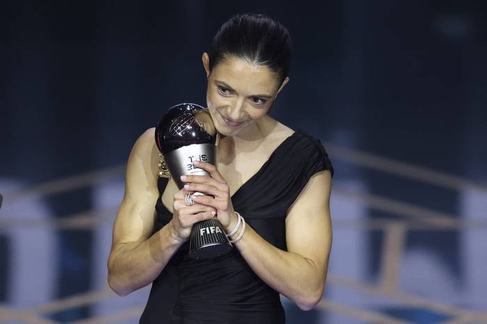 Aitana Bonmatí, tras recibir el premio The Best, en Londres. · Foto: Adrian Dennis, AFP