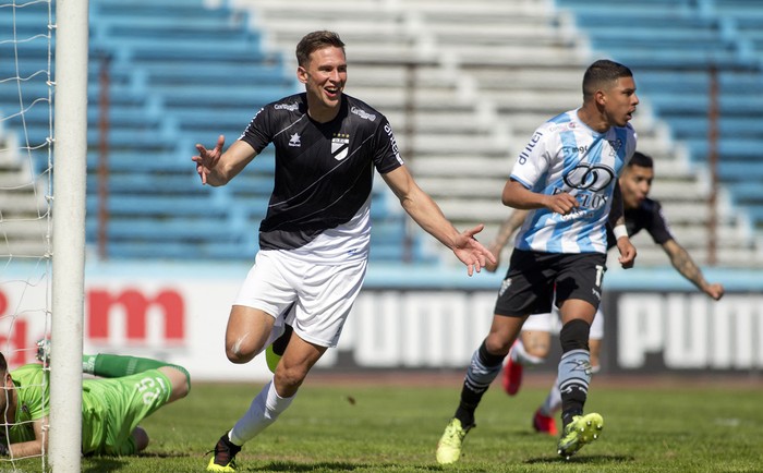 Luciano Nequecaur festeja un gol de Danubio a Cerro, ayer, en el estadio Luis Tróccoli. · Foto: .