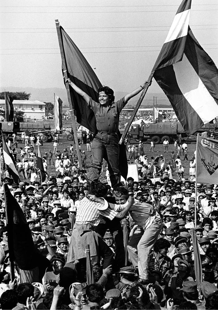 Milicianos previo al inicio de un acto de masas en conmemoración del quinto aniversario de la Revolución popular sandinista, el 19 de julio de 1984, en Managua, la capital de Nicaragua. · Foto: Daniel Caselli