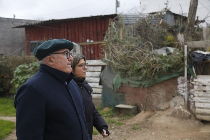 Miguel Abella y Tamara Paseyro, en una recorrida por el asentamiento Los Eucaliptus. Foto: Intendencia de Maldonado.