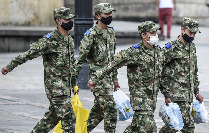 Militares colombianos en la plaza Bolívar, en Bogotá, el 1 de mayo. · Foto: Juan Barreto, AFP